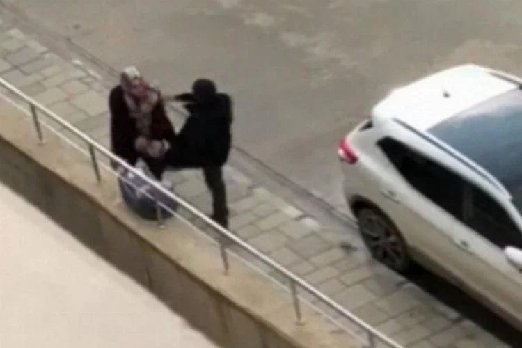 Bebekli kadına sokak ortasında tekmeler attı!..