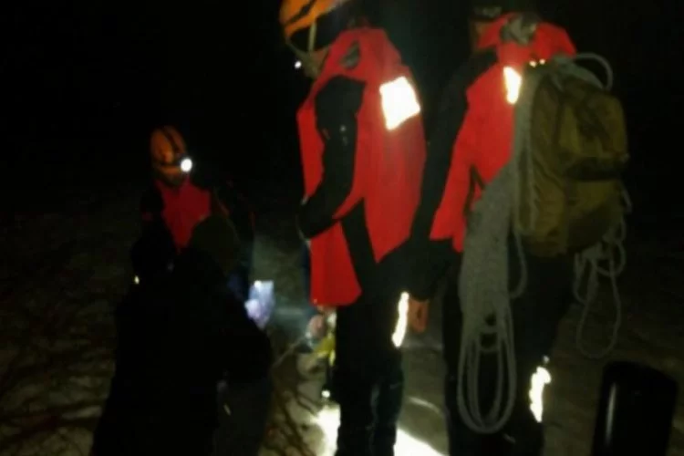 Uludağ'da kabus dolu gece! Şelalede mahsur kalan 3 kişi  kurtarıldı