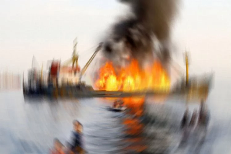 Askeri gemide yangın! 11 asker hastaneye kaldırıldı