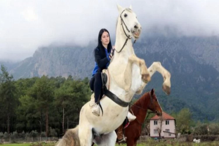 Rus güzeller at binip, eğlendi