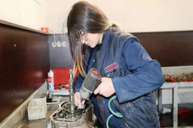 Oto tamircisi genç kız, yerli otomobil üretiminde görev almak istiyor