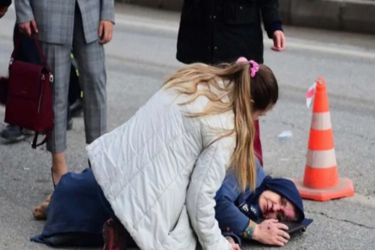 Bursa'da kaza! Çarptığı kadının başında böyle bekledi