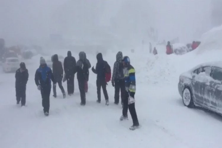 Uludağ'da kar fırtınası tatilcileri zorluyor!