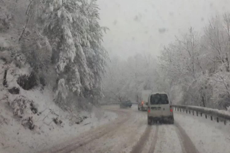 Bursa-Orhaneli yolunda kar çilesi