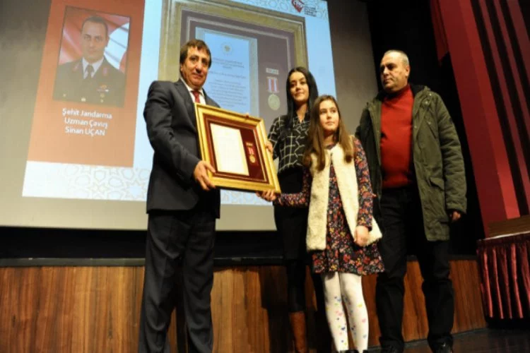 Bursa'da şehit yakınları ve gazilere devlet övünç madalyası verildi