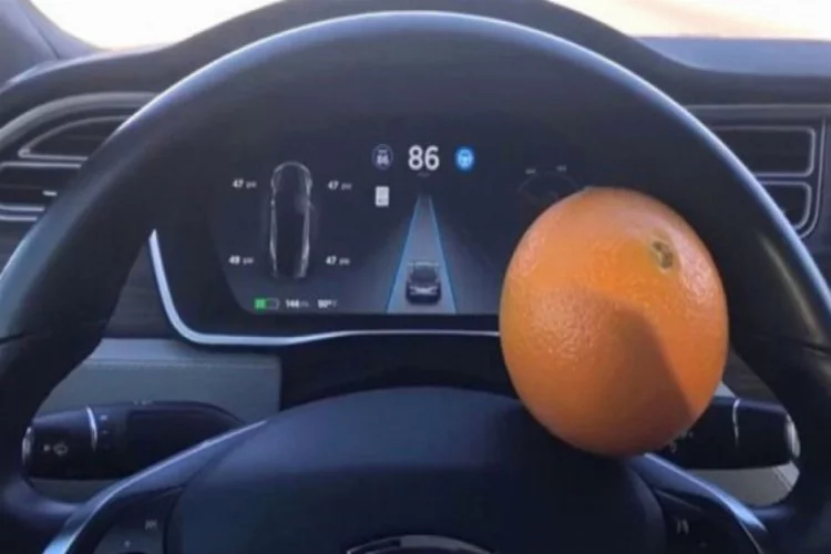 Herkes şaşkına döndü! Uyanık sürücü Tesla'yı portakalla kandırdı