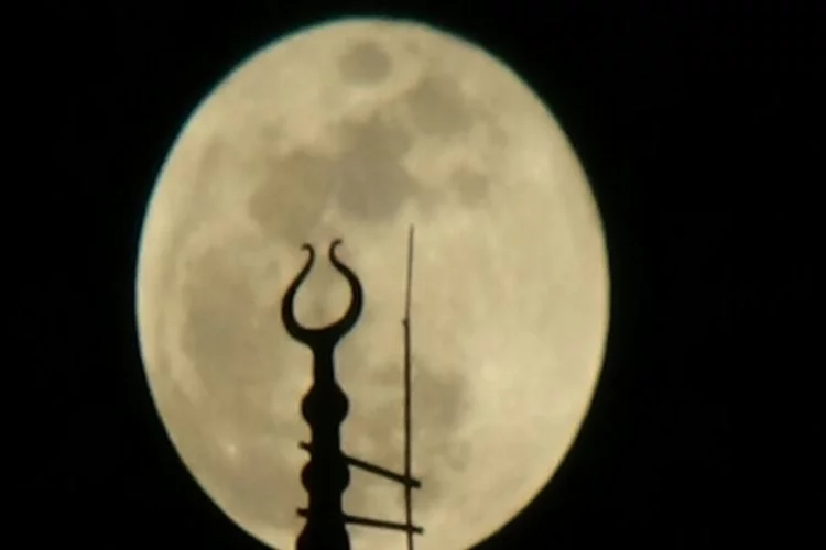 Bursa'da 'Süper Kanlı Mavi Ay' böyle görüntülendi