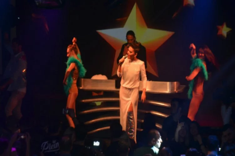 Uludağ'da konser veren Demet Akalın 120 bin TL'lik kıyafetini hediye etti