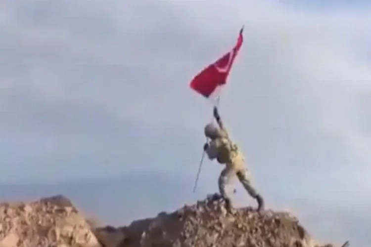 Mehmetçik Darmık Dağı'na Türk bayrağını dikti