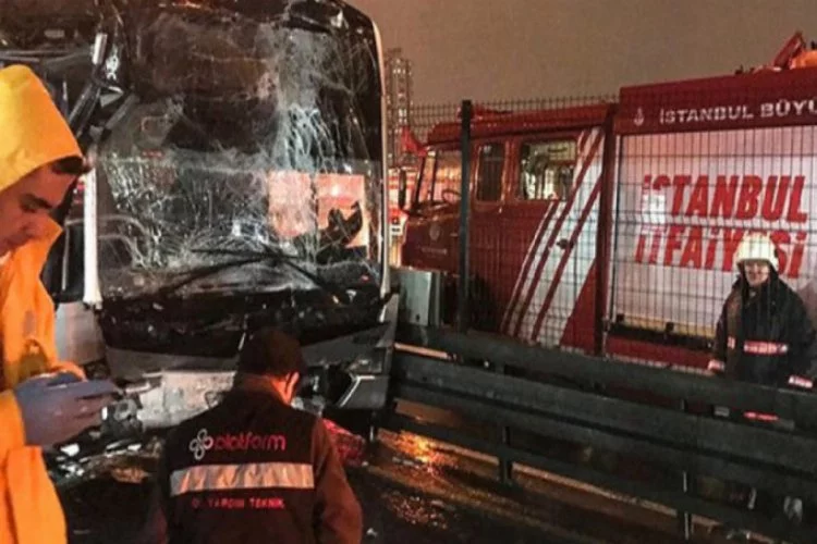 Metrobüs durağında feci kaza: Yaralılar var