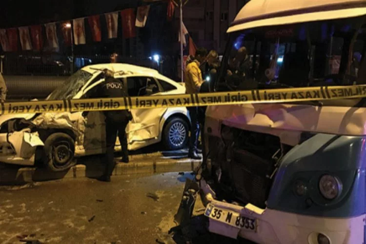 Otomobil park halindeki minibüslere çarptı: 2 ölü
