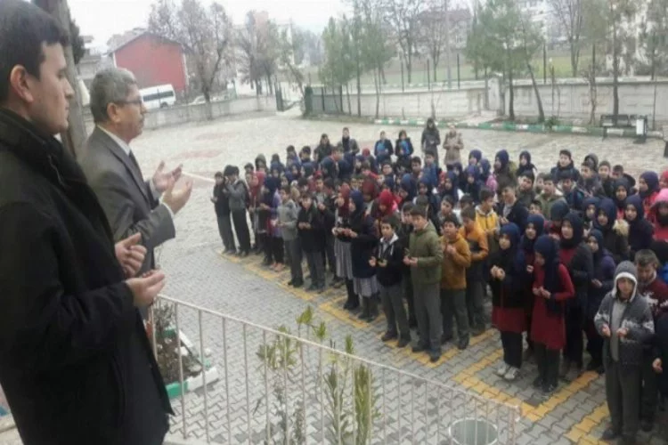 Bursa'da öğrencilerden mehmetçik için dua