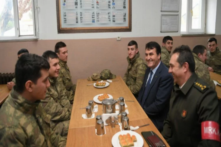 Başkan Dündar'dan Mehmetçik'e moral ziyareti