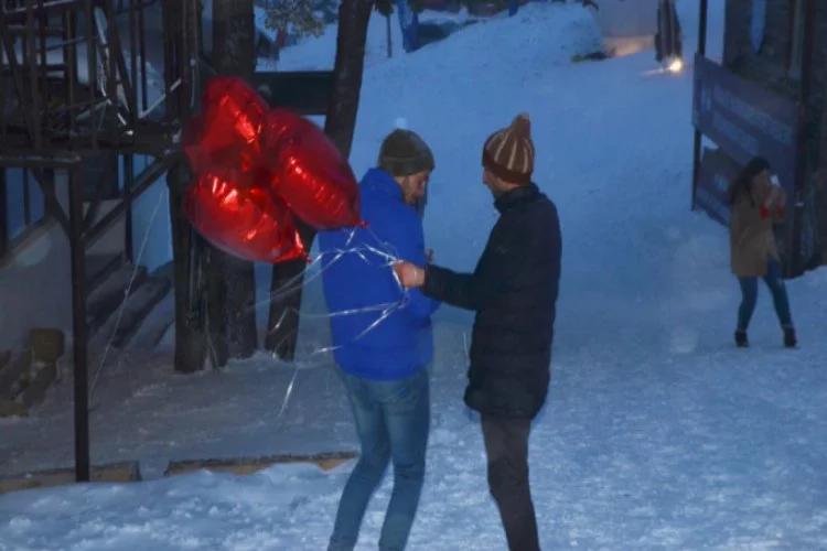 Uludağ'da Sevgililer Günü'nde kar fırtınası