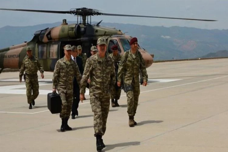 Genelkurmay Başkanı Akar ve kuvvet komutanları Suriye sınırına gitti