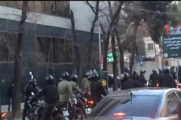 İran'da ortalık karıştı! 3 polis öldürüldü...