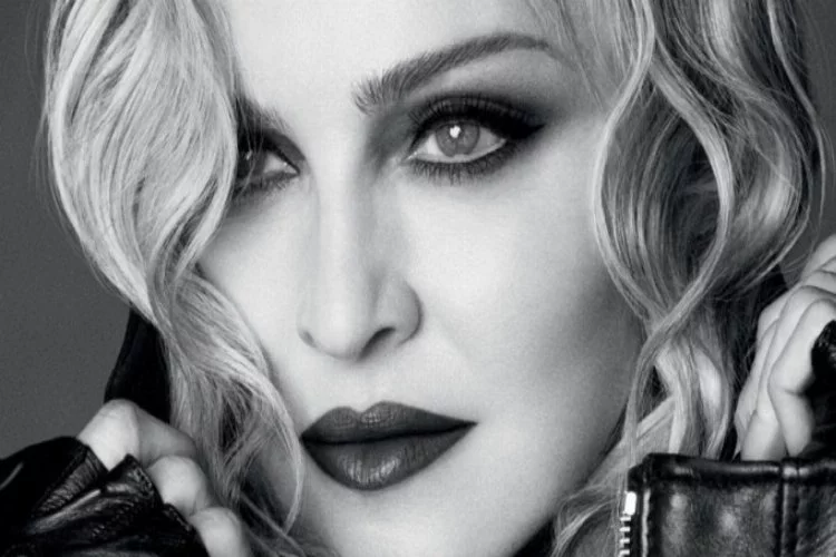 Madonna'dan sosyal medyayı çalkalayan üstsüz selfie