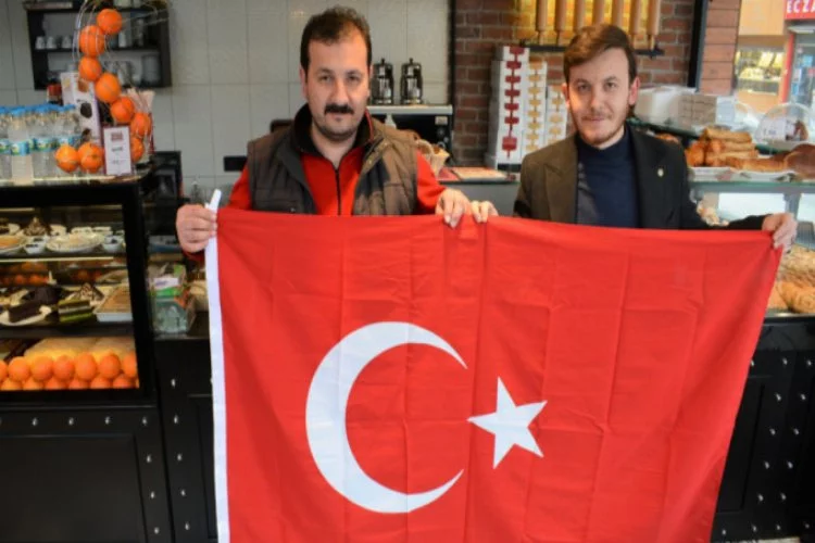 Bursa'da vatandaşa bayrak dağıtıldı