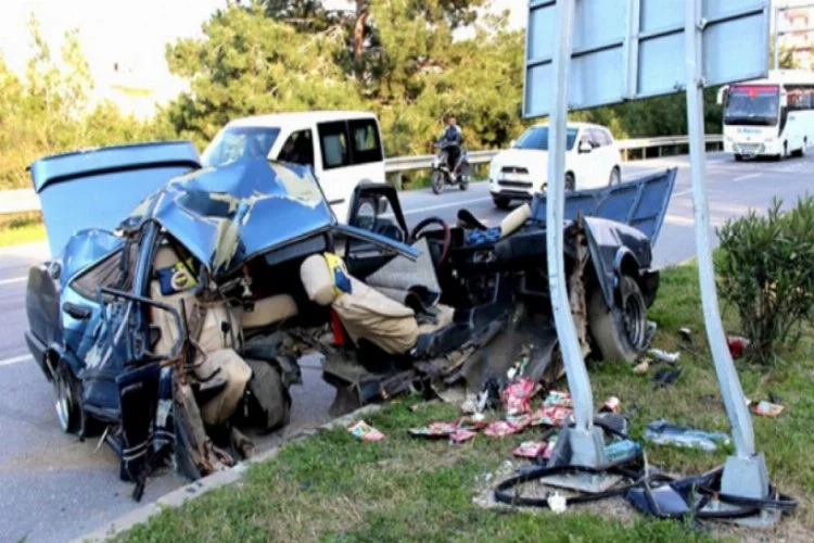 Korkunç kaza: Otomobil ikiye bölündü