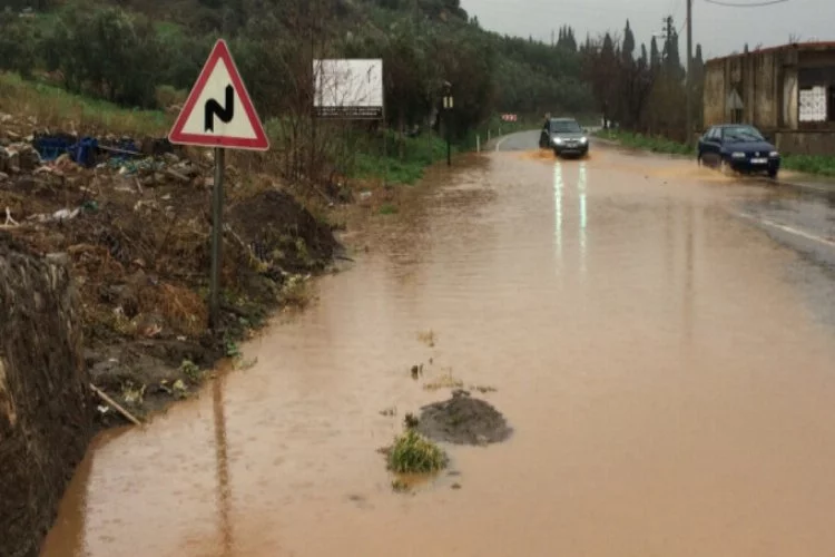 Bursa'da karayolu sular altında kaldı