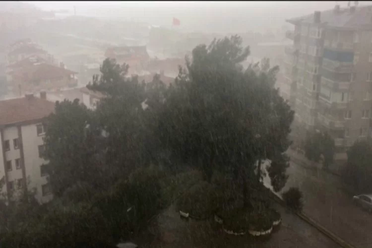 Mudanya'da şiddetli yağmur ve dolu hayatı felç etti