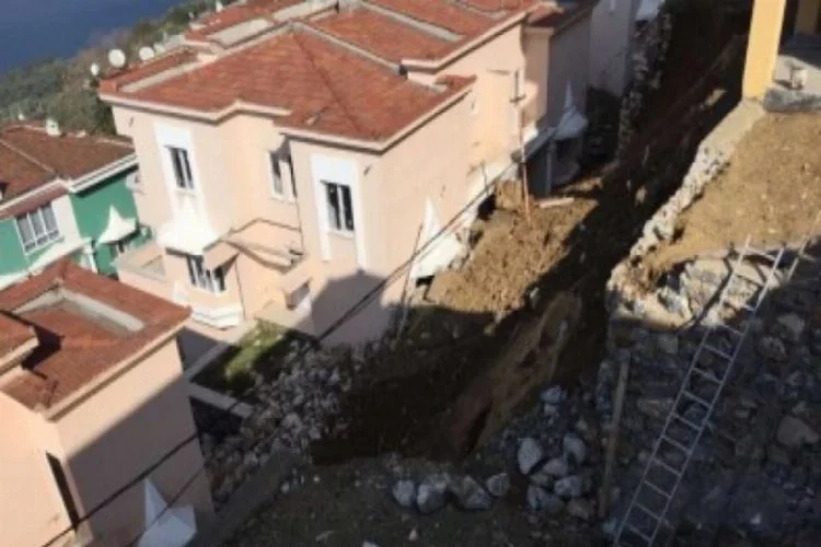 Bursa'da korku dolu anlar: İstinat duvarı çöktü
