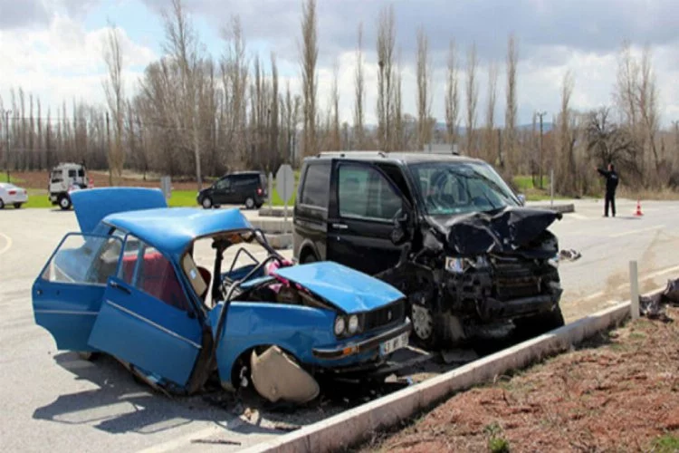 Minibüs ile otomobil çarpıştı: 2 ölü
