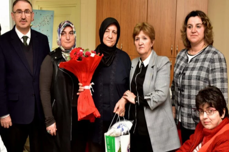 Bursa'da engelli anneye yılın kadını ödülü
