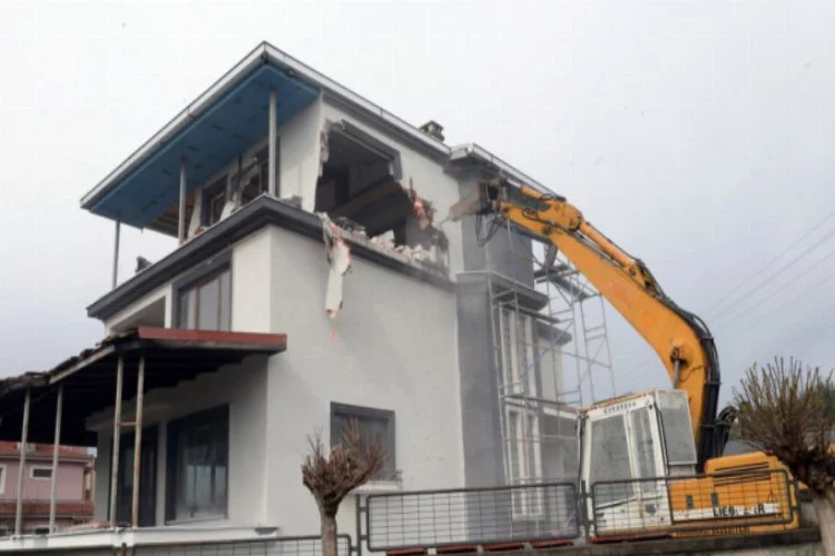 Bursa'da villanın kaçak katı balyozla yıkıldı
