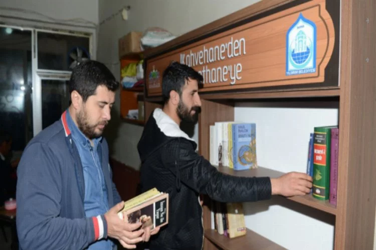 Bursa'da kahvehanelere 4 bin kitaplık kütüphane
