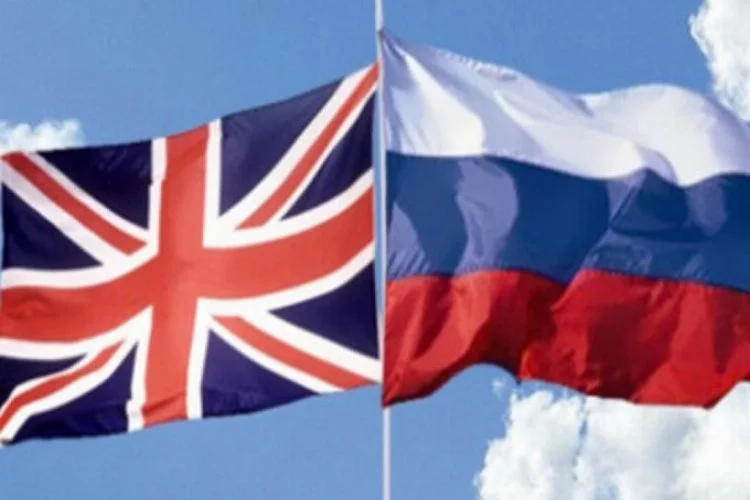Rus diplomatlar İngiltere'yi terk ediyor