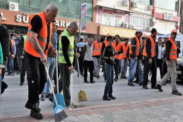 İşçiler iş bırakınca sokakları belediye başkanı temizledi