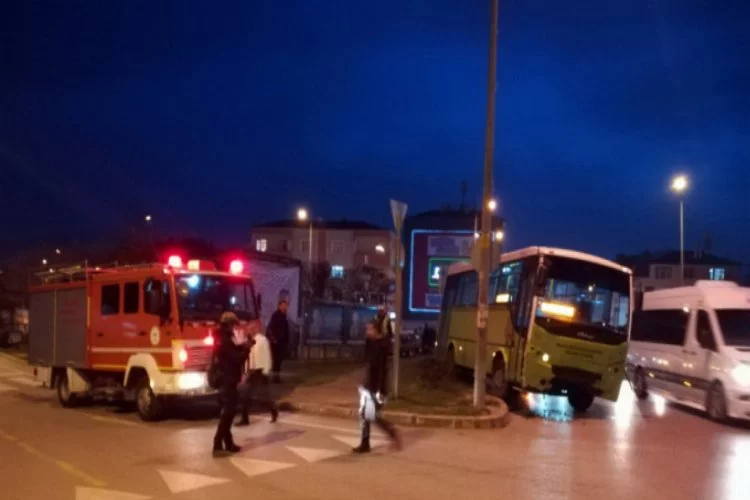 Halk otobüsü otomobille çarpıştı! 2 yaralı