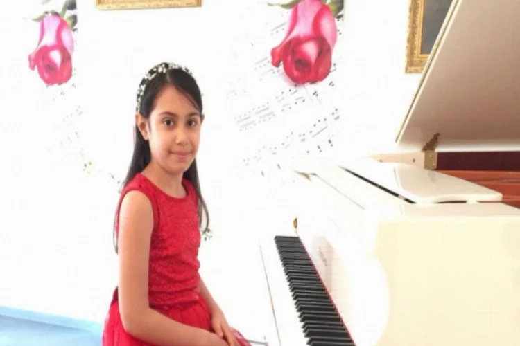 Bursalı küçük piyanist Almanya'daki yarışmada birinci oldu