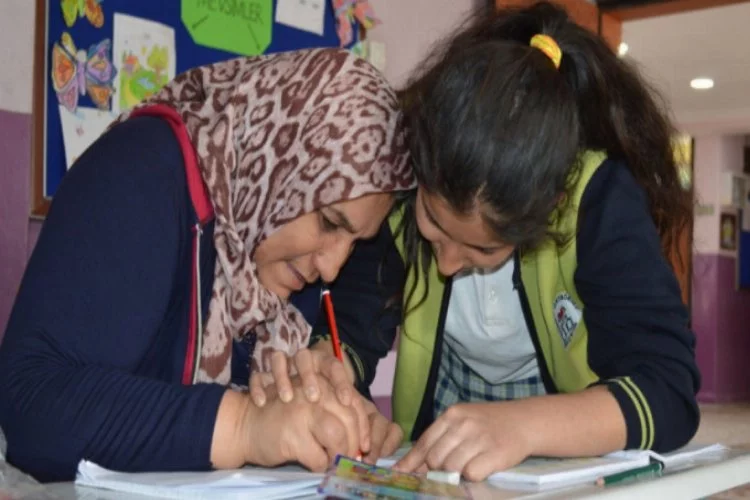 Bursa'da çocuklarıyla birlikte okuma yazma öğreniyorlar