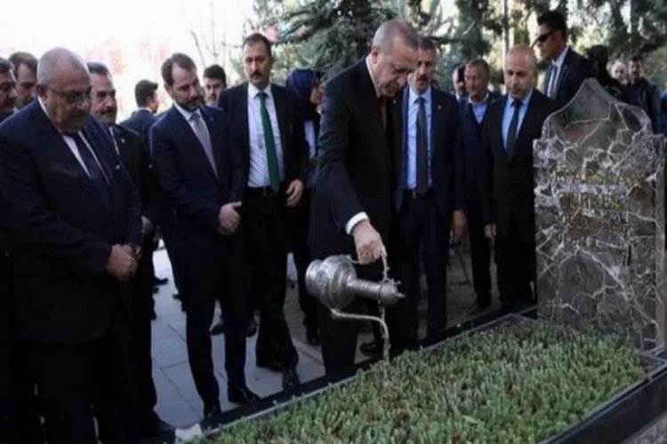 Cumhurbaşkanı Erdoğan'dan, Türkeş'in mezarına ziyaret