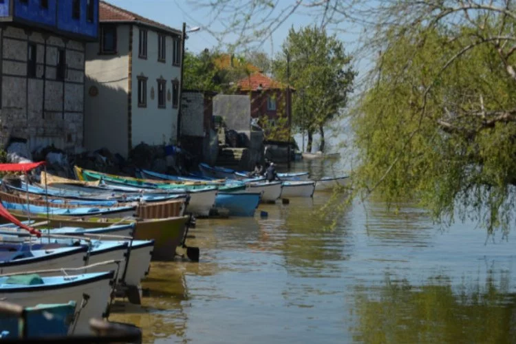 Bursa'da su seviyesi yükselince sandallar karaya çıktı