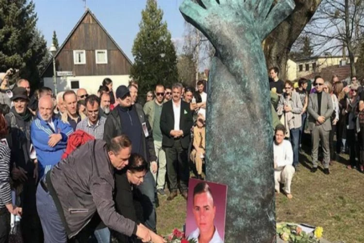 Öldürülen Türk genci için anıt