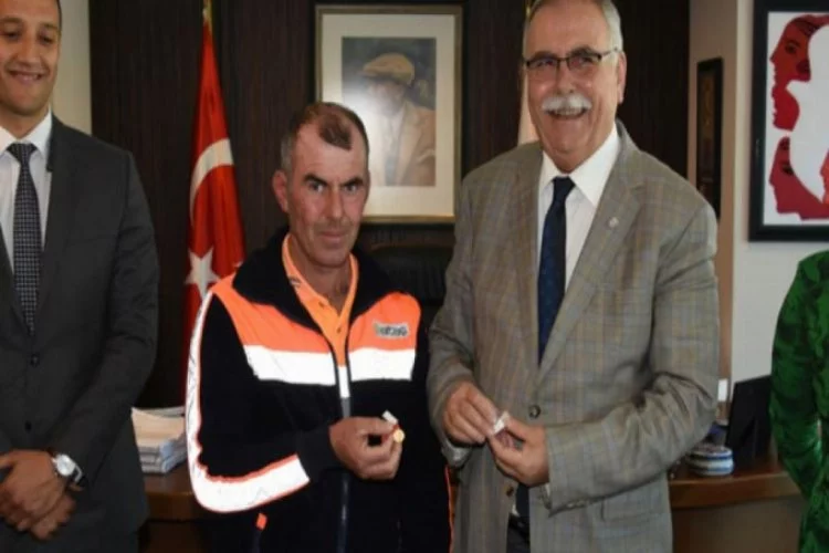Türk bayrağını çöpten alan işçiye ödül