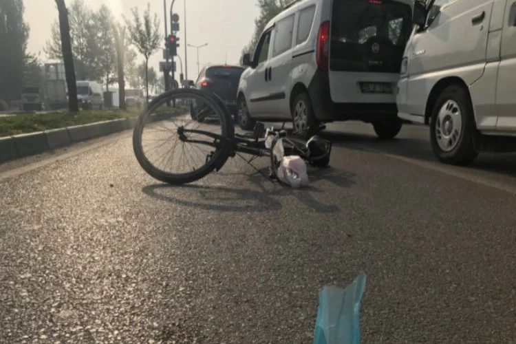 Bursa'da kırmızı ışıkta geçen bisikletliye kamyonet çarptı! O anlar kamerada...