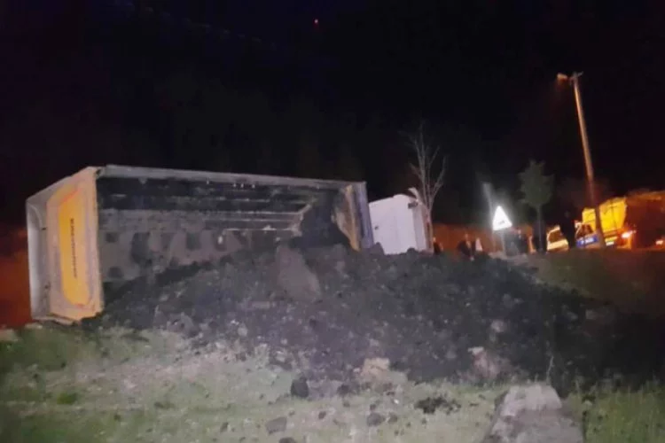 Bursa'da kömür yüklü kamyon yan yattı