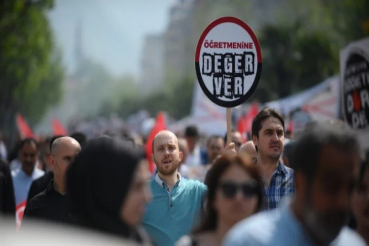 Bursa'da öğretmenler silahlı saldırıya uğrayan meslektaşları için yürüdü