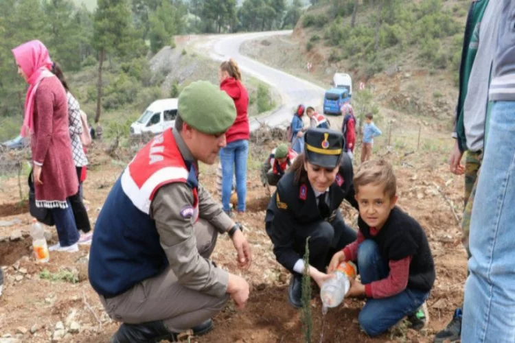 Bursa'da jandarmalar öğrencilerle hatıra ormanında ağaç diktiler