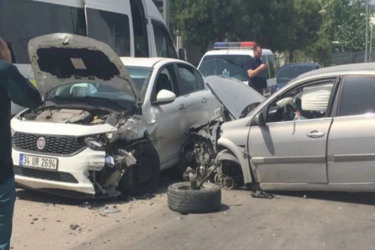 Bursa'da feci kaza! İki araç kafa kafaya çarpıştı