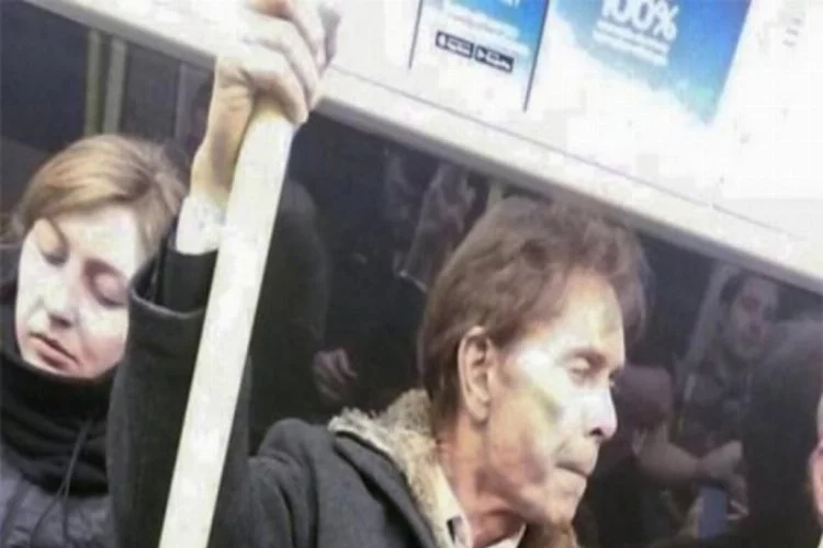 Dünyaca ünlü şarkıcı metroya bindi! Kimse tanımadı...