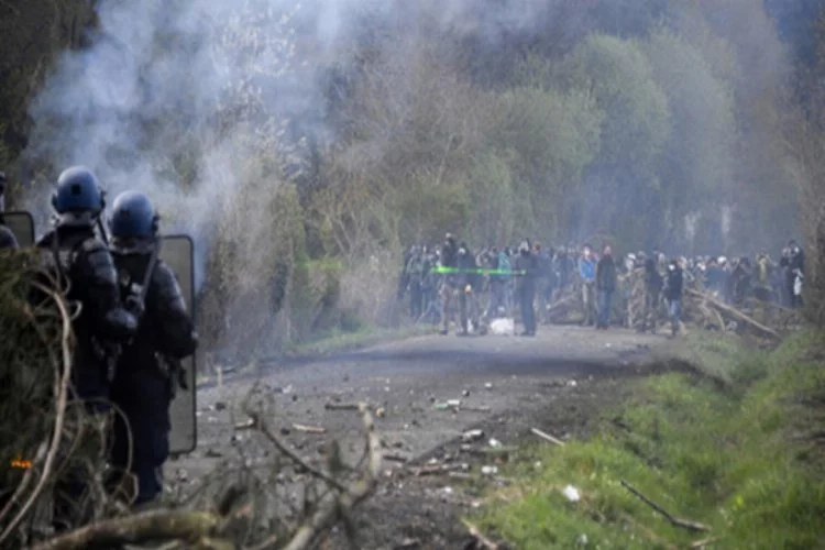 Fransa'da hareketli anlar: Yüzlerce kişi sokağa döküldü