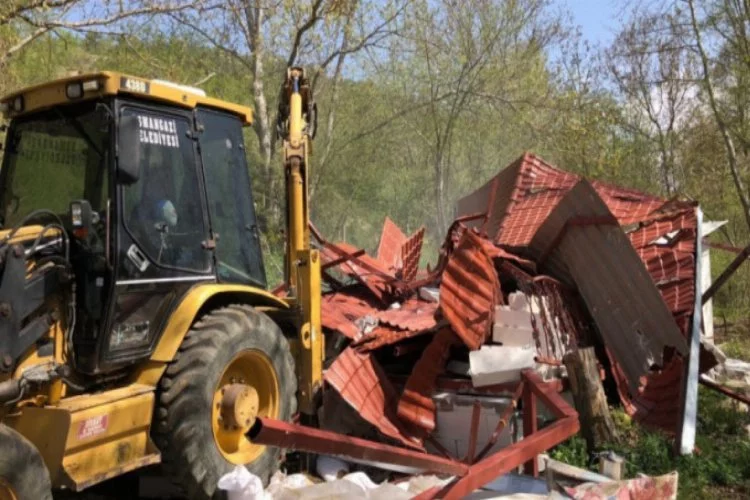 Bursa'da orman arazisindeki kaçak ev yıkıldı