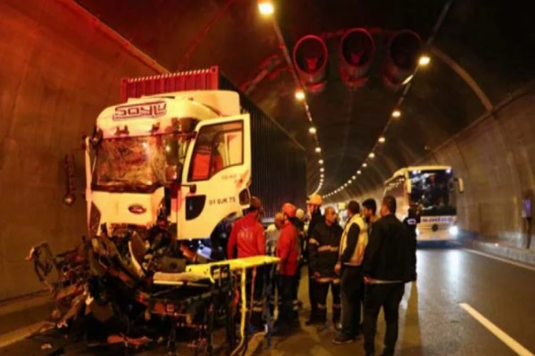 Tünelde korkunç kaza: Cesedi TIR'ın içinde sıkıştı