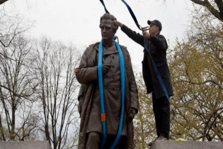 ABD'de o doktorun heykeli kaldırıldı