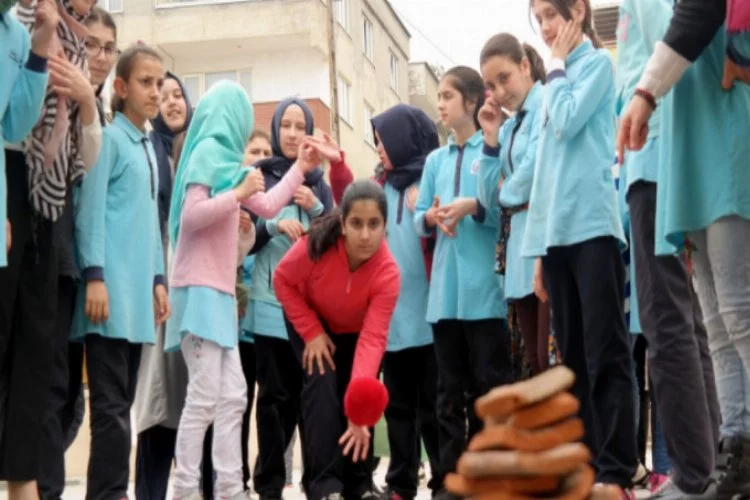 Bursa'da öğrenciler geleneksel oyunlarla buluşuyor